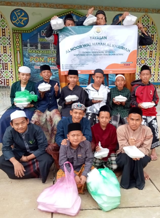 Pemberian Sedekah Makanan dalam Program Jumat Mubarak di Masjid Al Mughirah