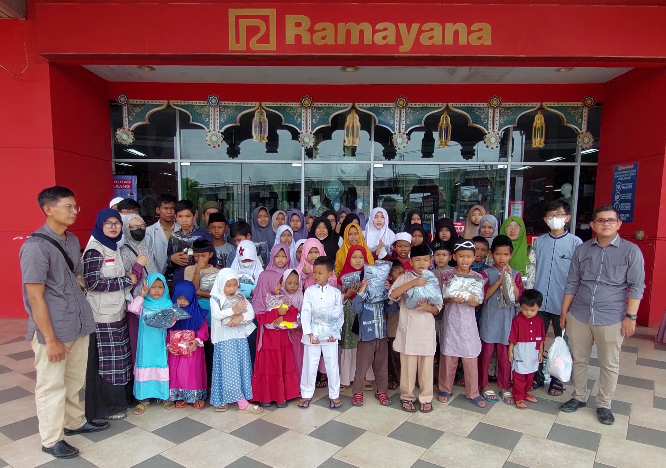 BELANJA BERSAMA ANAK YATIM DI CILEUNGSI