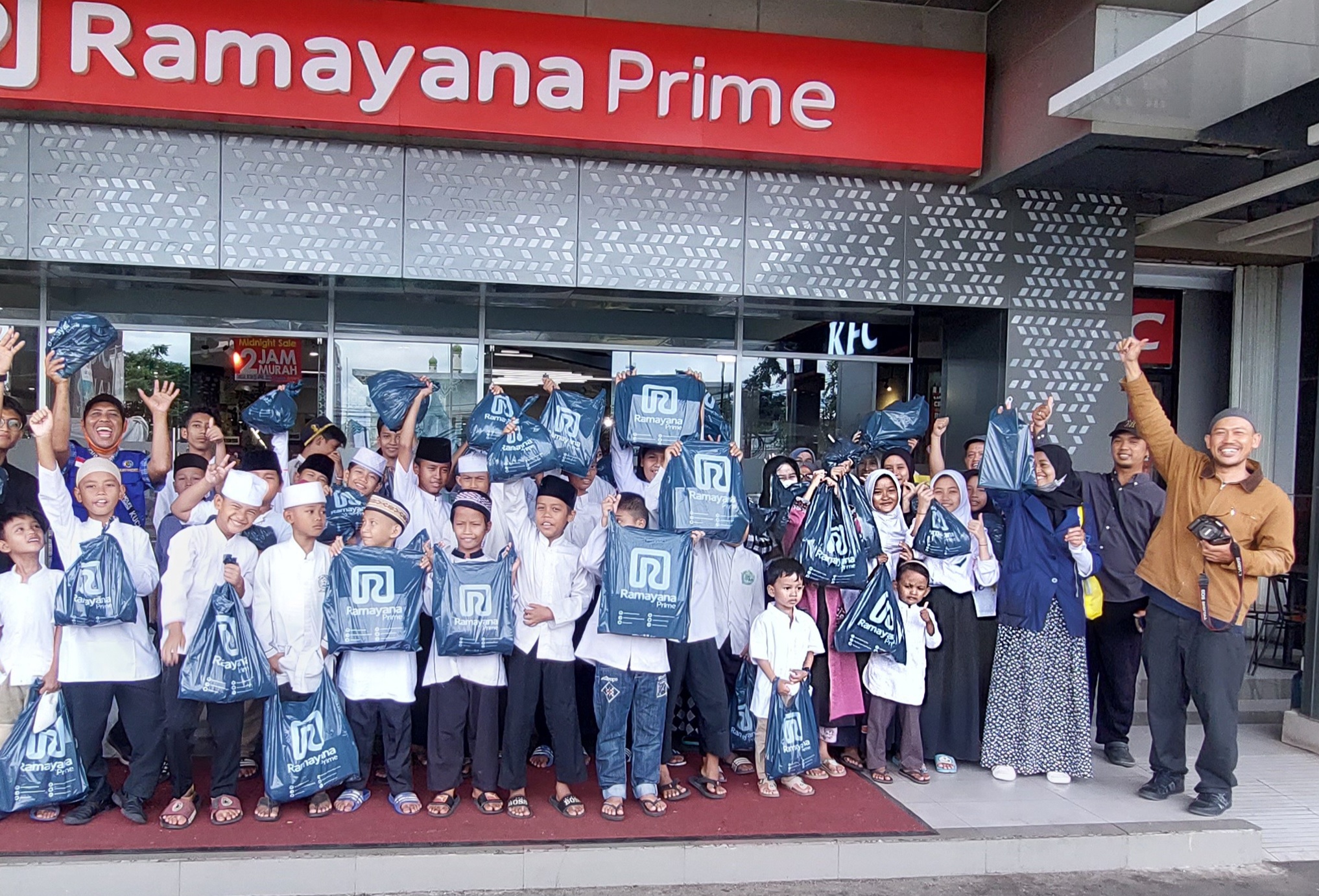 BELANJA BERSAMA ANAK YATIM DI CILEDUG